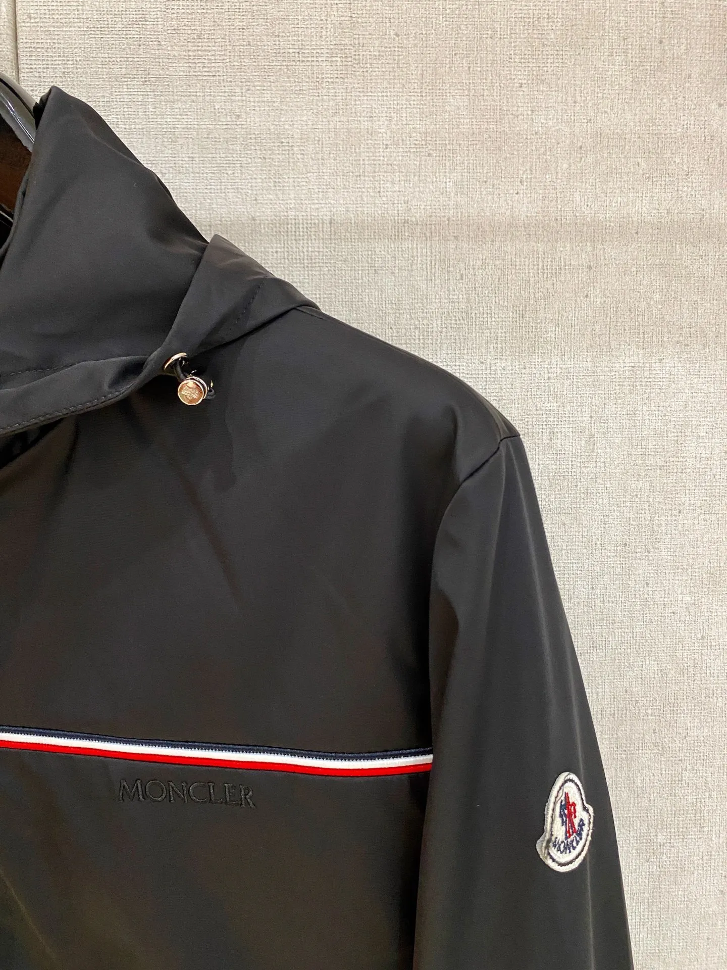 Moncler ✅ ， ， ， ， ， ， 。 ✅ ， ， ， ， ； ， 。 ✅ Classic ， Moncler ， ； ， ， 。 ： Khaki、Navy Blue、Black。 ✅ ， 、 。 T 、 ， 。 Sizes：M-4XL